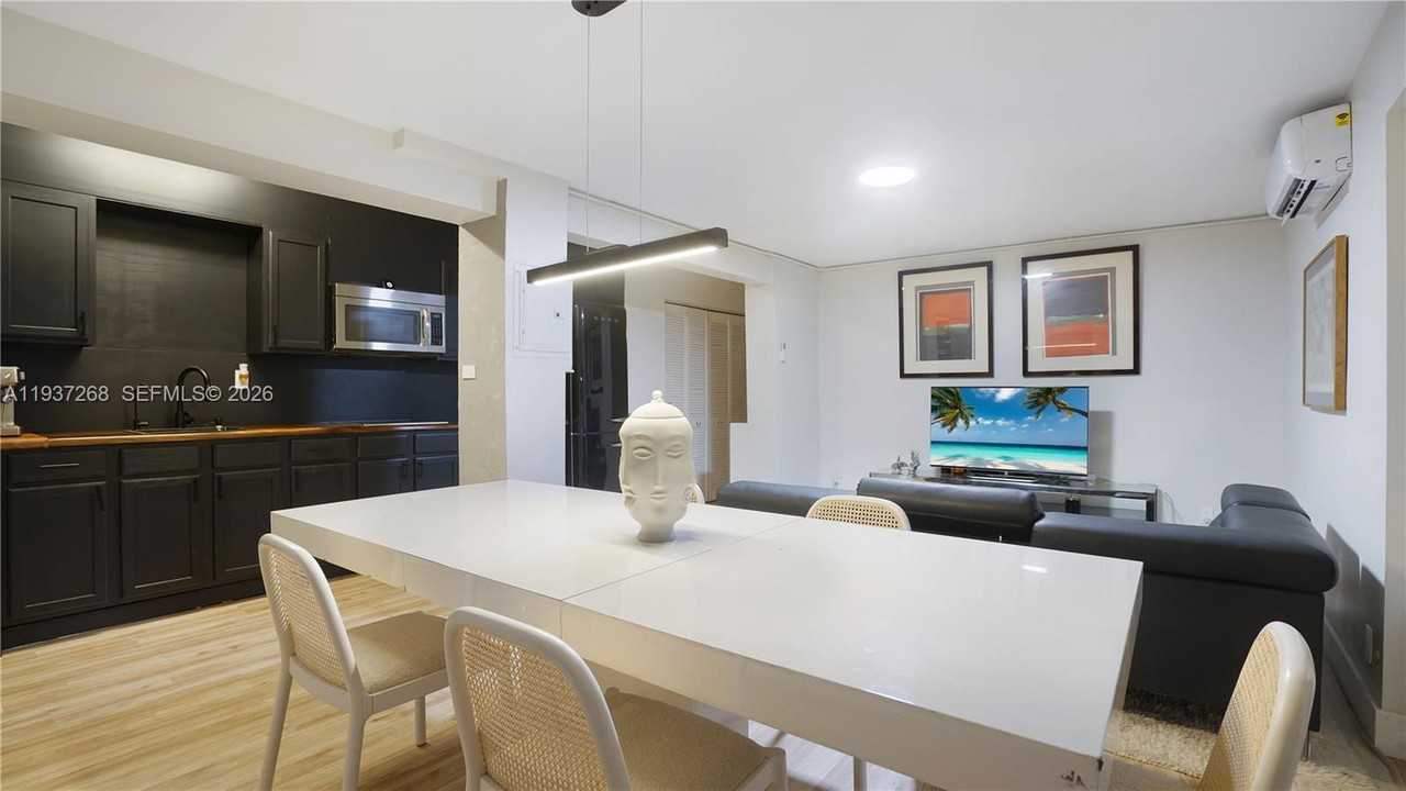 1645 Ne 9th Ave #2 - Photo 2 of 8