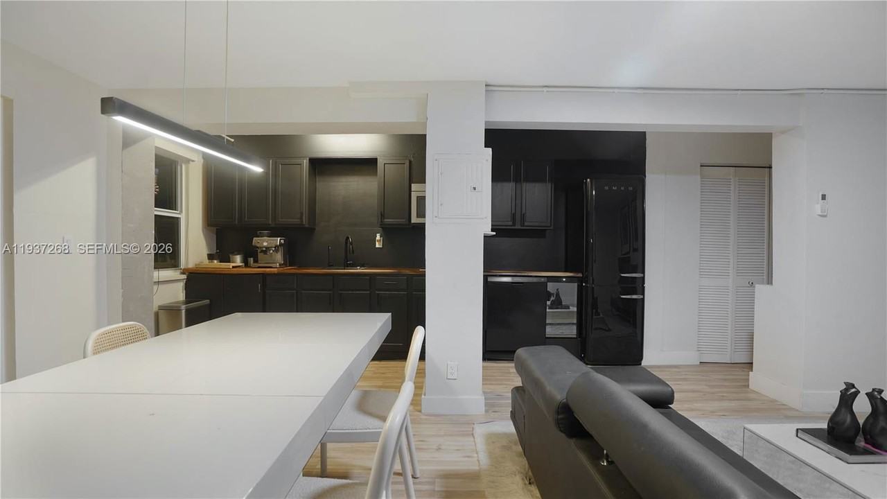 1645 Ne 9th Ave #2 - Photo 3 of 8