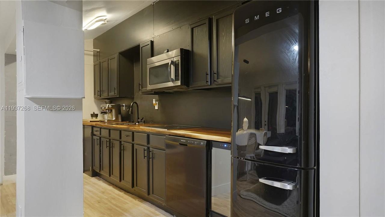 1645 Ne 9th Ave #2 - Photo 4 of 8