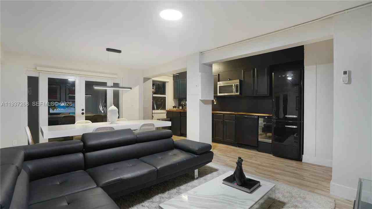 1645 Ne 9th Ave #2 - Photo 5 of 8