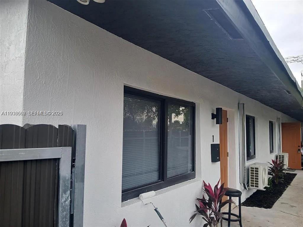 900 Nw 8th Ave #1 - Photo 4 of 6