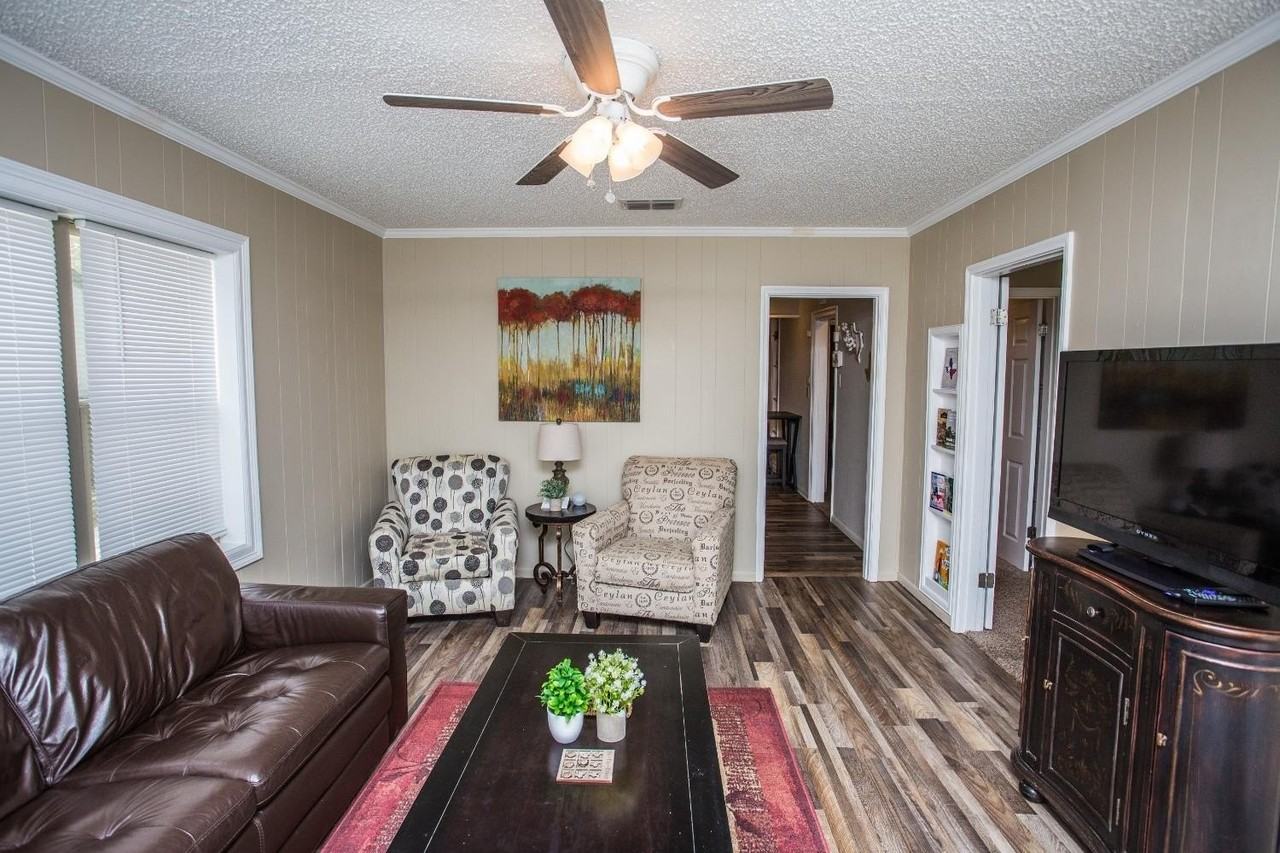 2418 23rd St - Photo 3 of 17