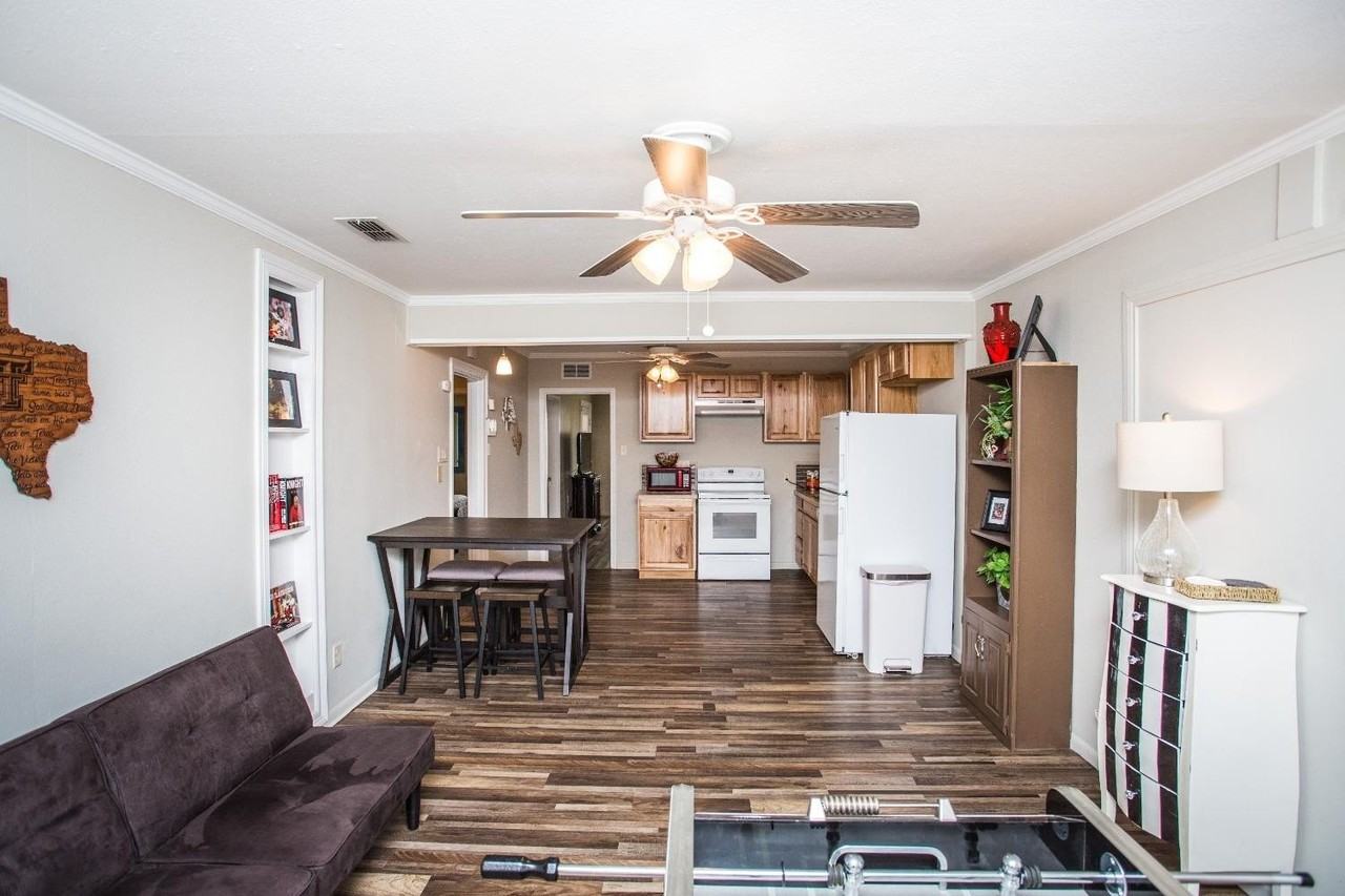 2418 23rd St - Photo 6 of 17