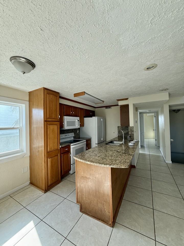 1405 S Central Ave #1 - Photo 4 of 10