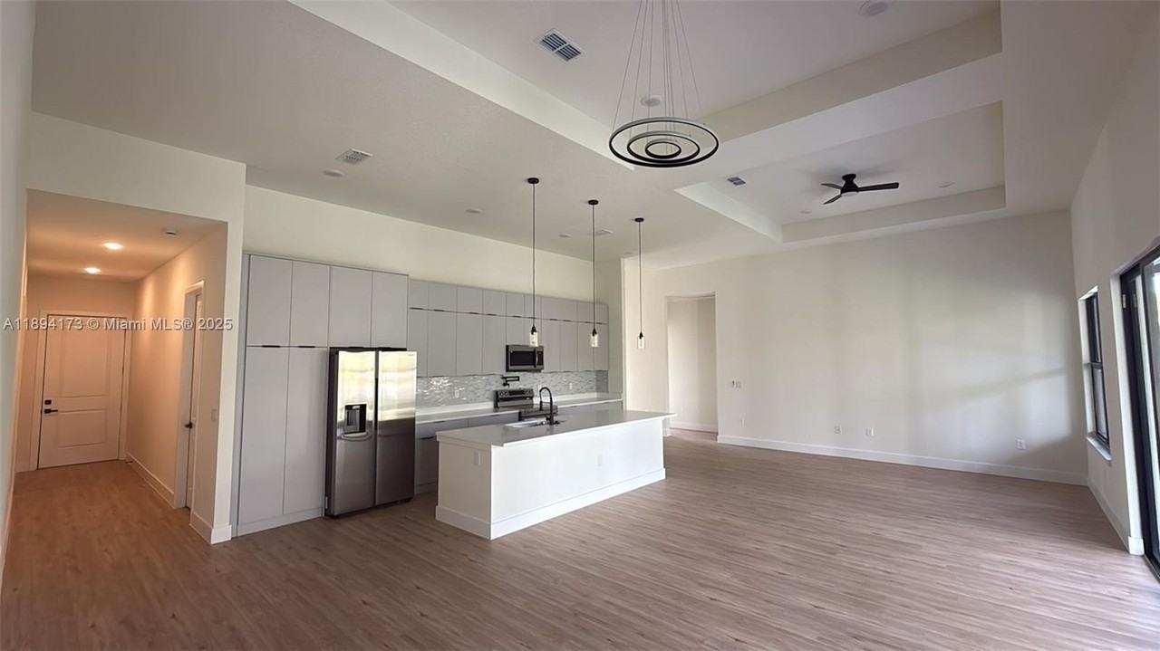 241 Pembroke Dr - Photo 7 of 28