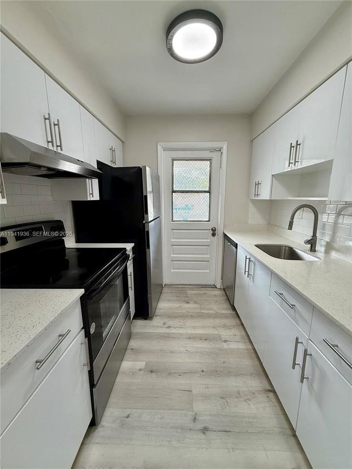 921 Sw 74th Ter #201A - Photo 2 of 18