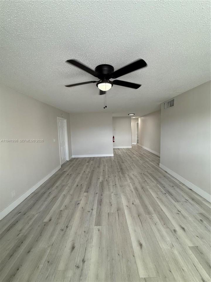 921 Sw 74th Ter #201A - Photo 4 of 18