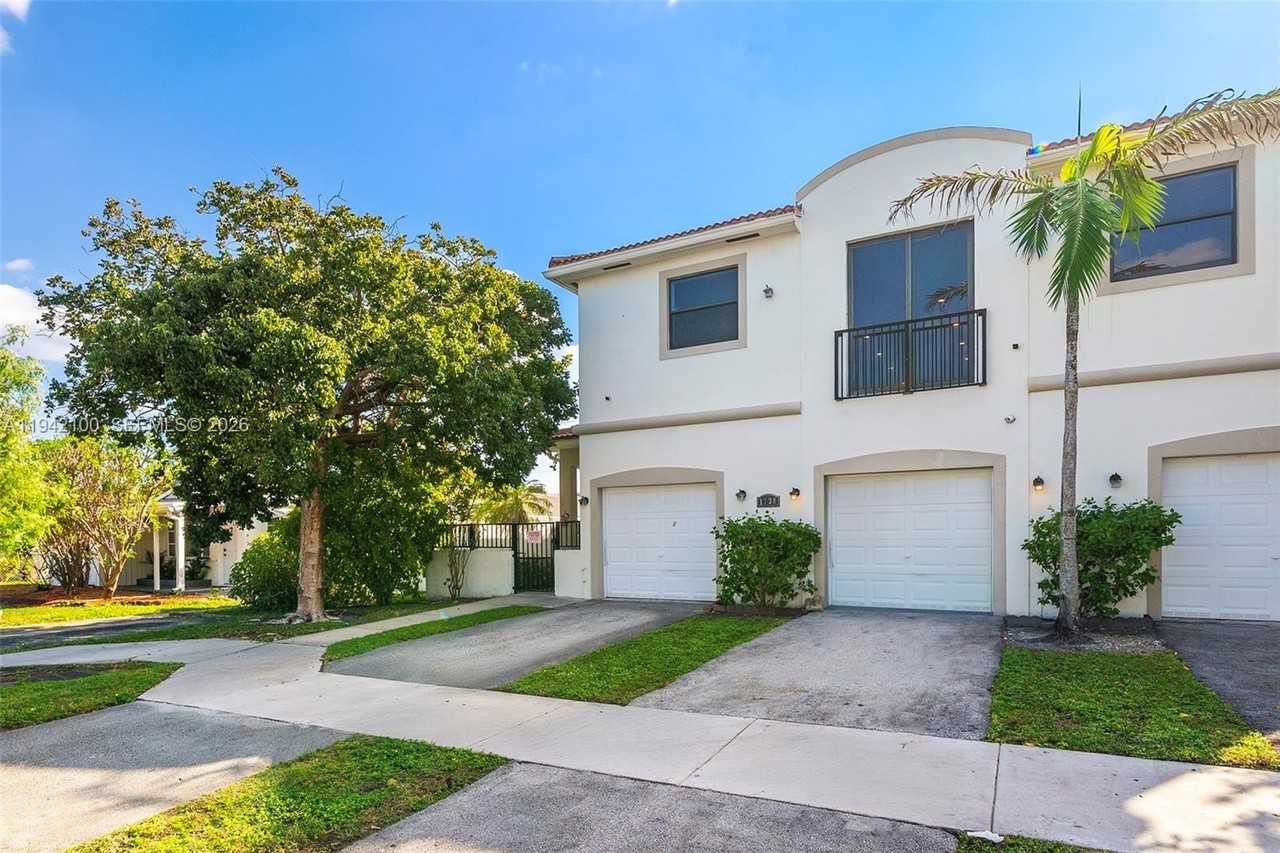 1730 Thomas St #3 - Photo 3 of 33