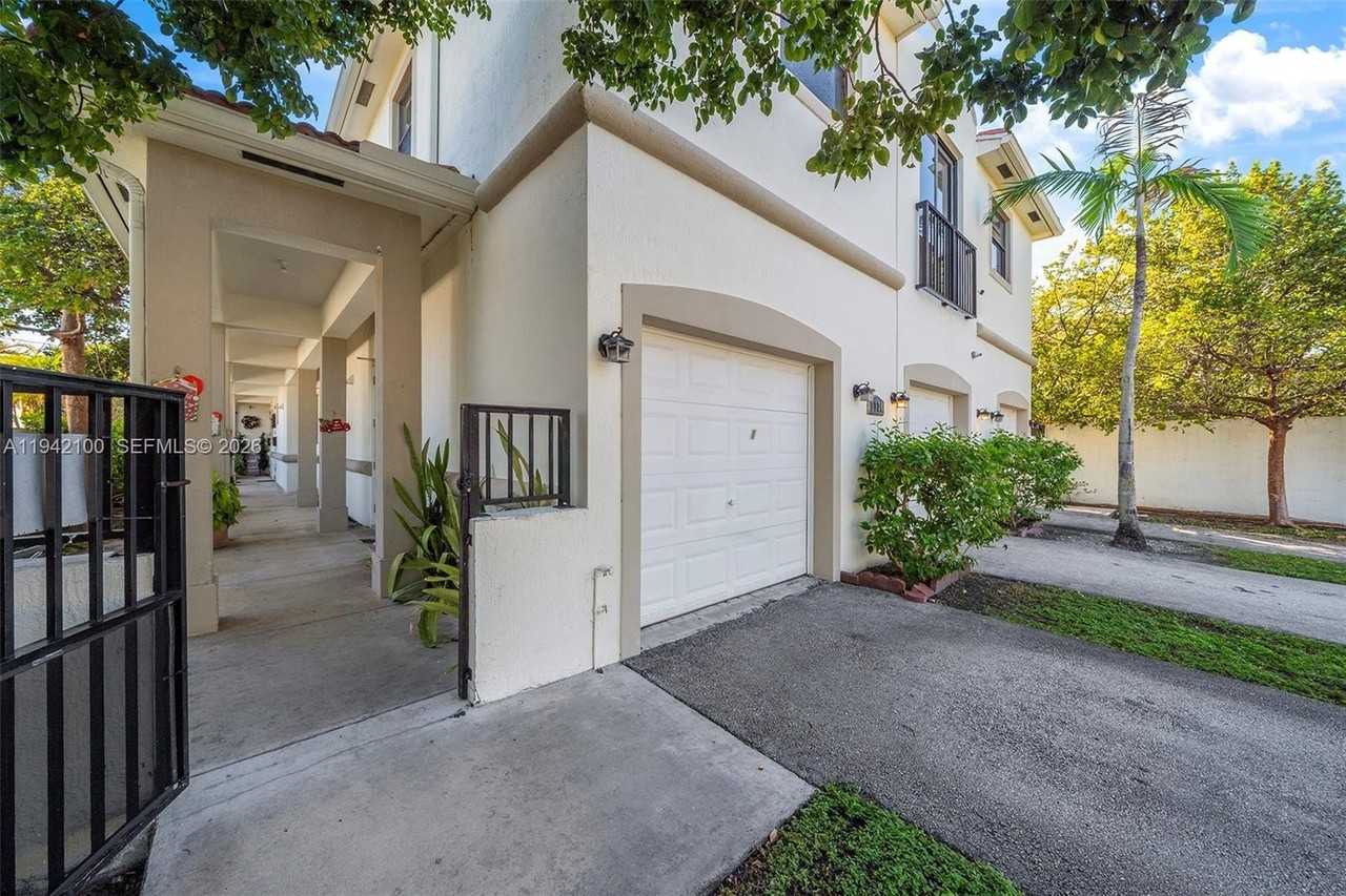 1730 Thomas St #3 - Photo 4 of 33