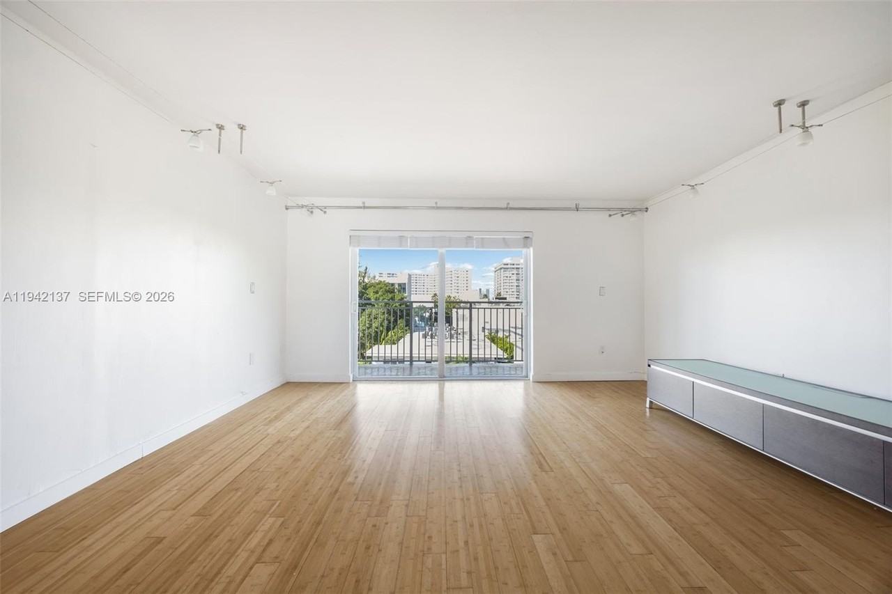 947 Lenox Ave #501 - Photo 4 of 21