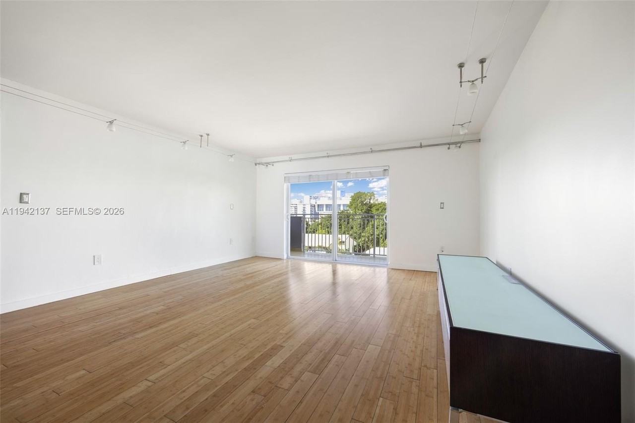 947 Lenox Ave #501 - Photo 5 of 21