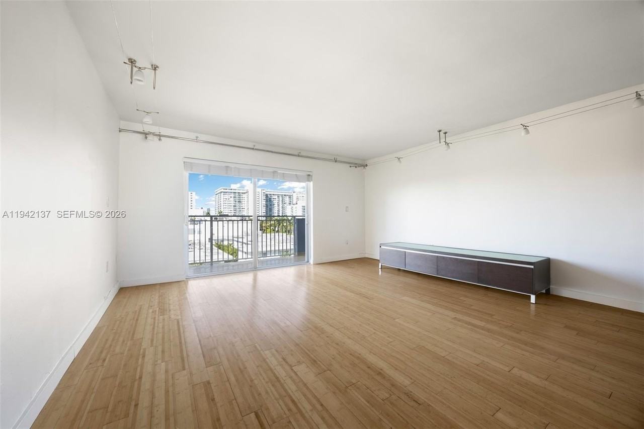 947 Lenox Ave #501 - Photo 6 of 21