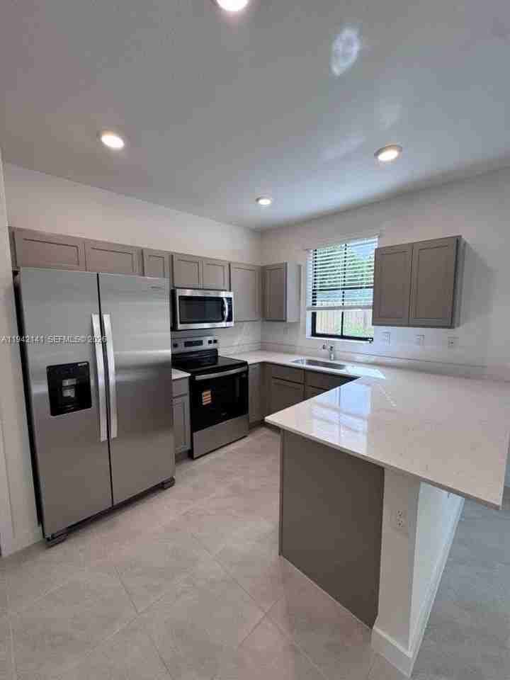 1549 Ne 3rd Ave #0 - Photo 5 of 27