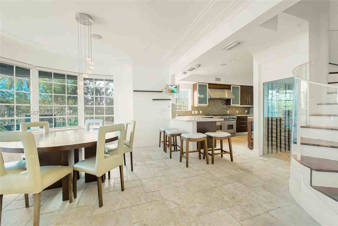 224 S Coconut Ln - Photo 7 of 34