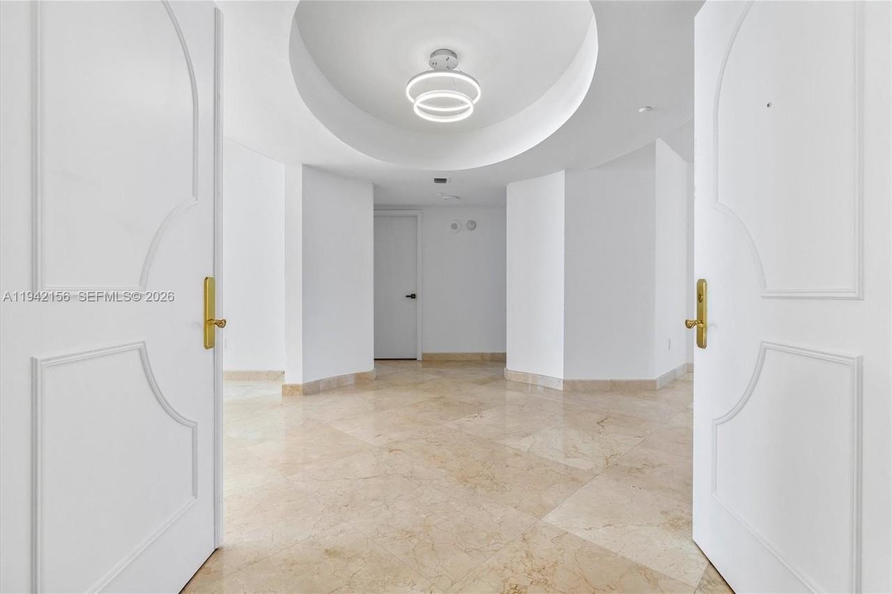 19111 Collins Ave #1102