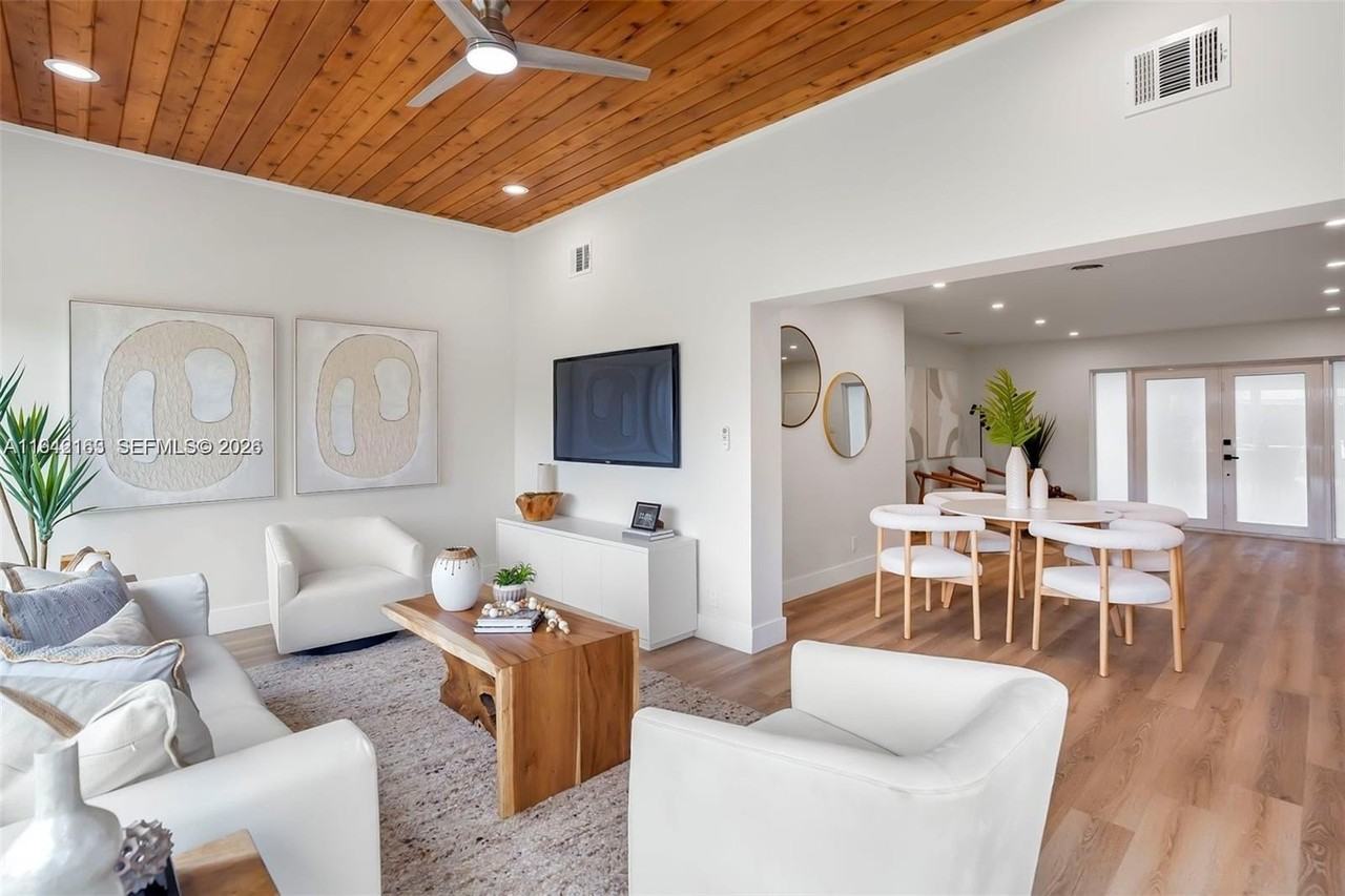 2621 Sw 19th St - Photo 4 of 26