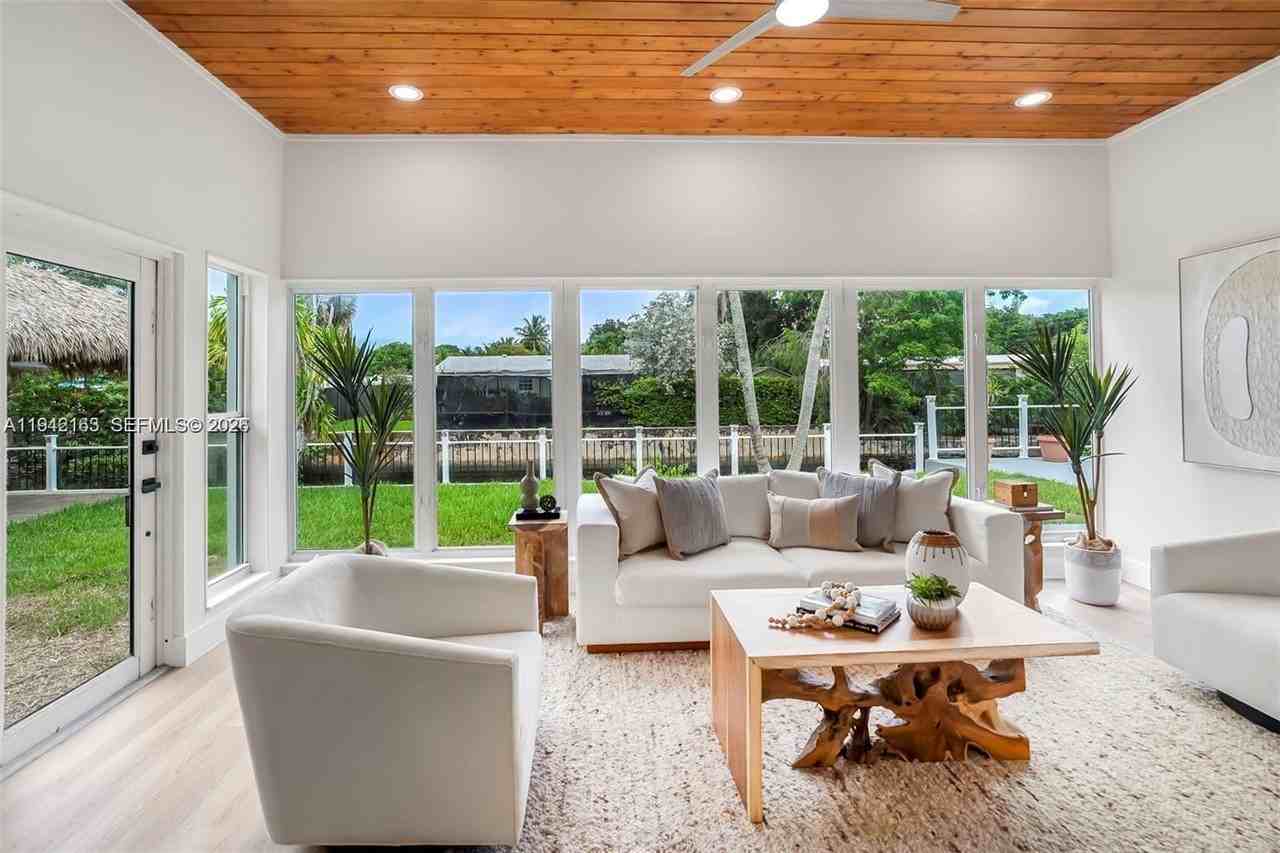 2621 Sw 19th St - Photo 7 of 26