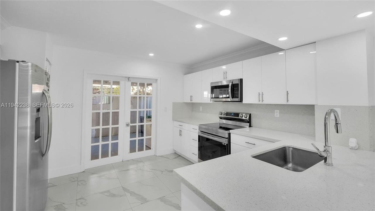 1917 Sw 107th Ave #708 - Photo 4 of 37