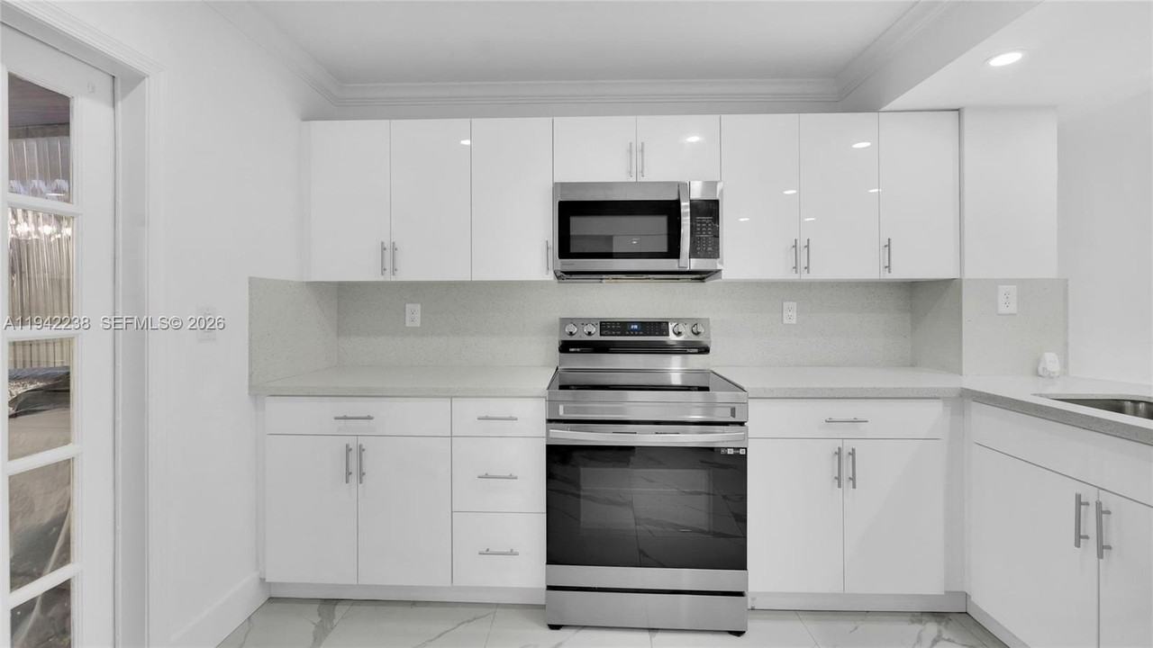 1917 Sw 107th Ave #708 - Photo 5 of 37