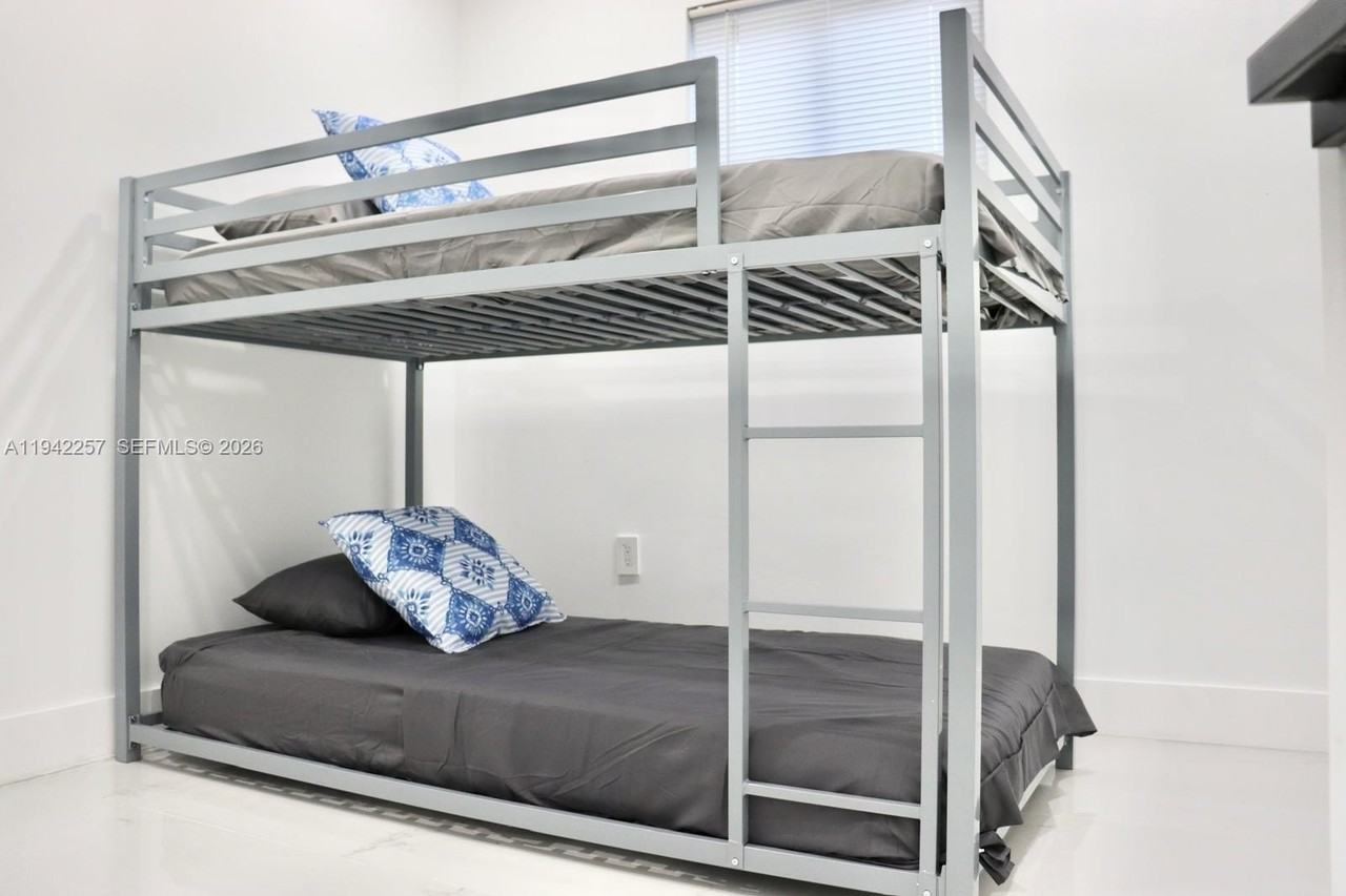 15100 Polk St - Photo 7 of 16