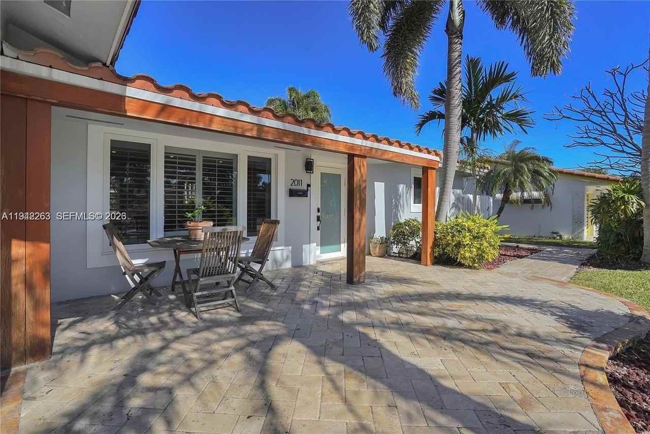 2011 Ne 31st Ct - Photo 2 of 33