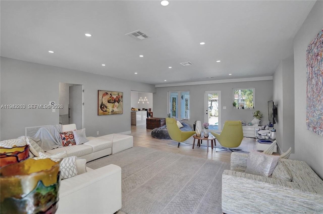 2011 Ne 31st Ct - Photo 3 of 33