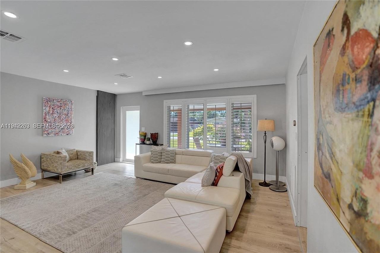 2011 Ne 31st Ct - Photo 4 of 33