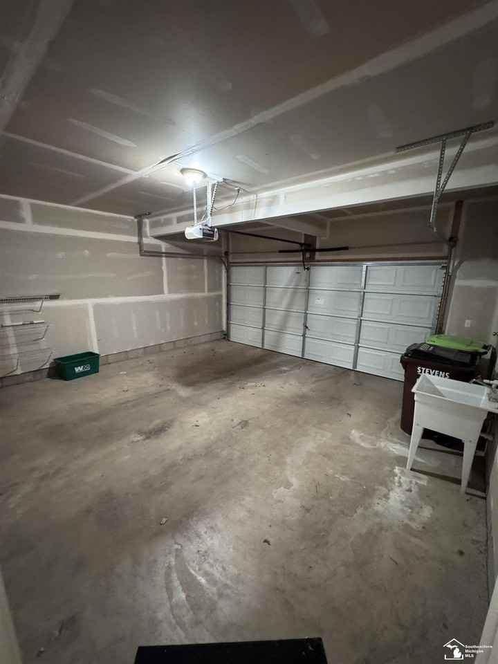 918 W 5th St - Photo 5 of 10