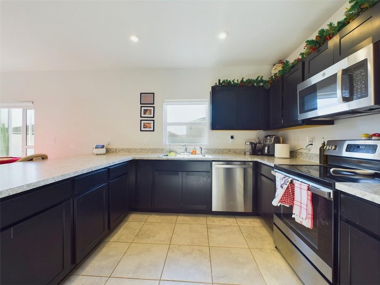 1424 Feather Ln - Photo 5 of 38