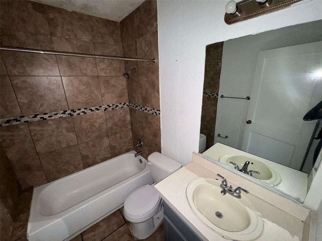 638 Columbia St - Photo 6 of 20