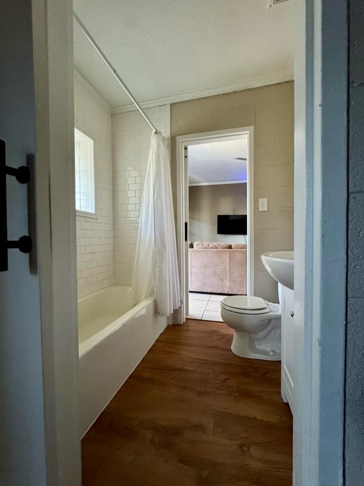 402 S Holly St #J - Photo 7 of 21