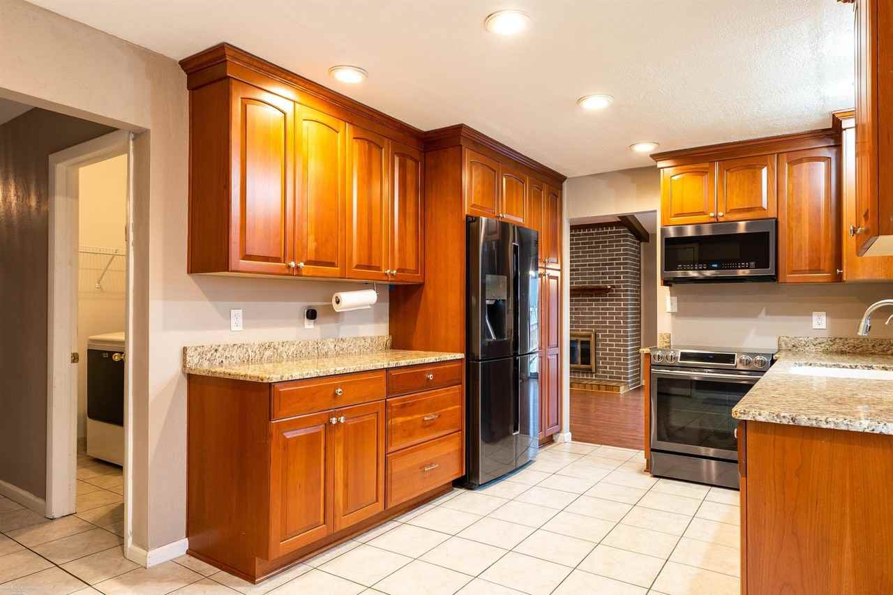 12113 Volpe Dr - Photo 3 of 25