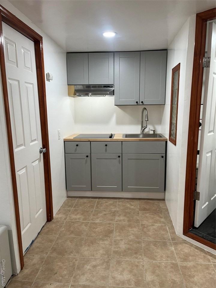 325 Mclean Ave Apt 13 #13 - Photo 6 of 7