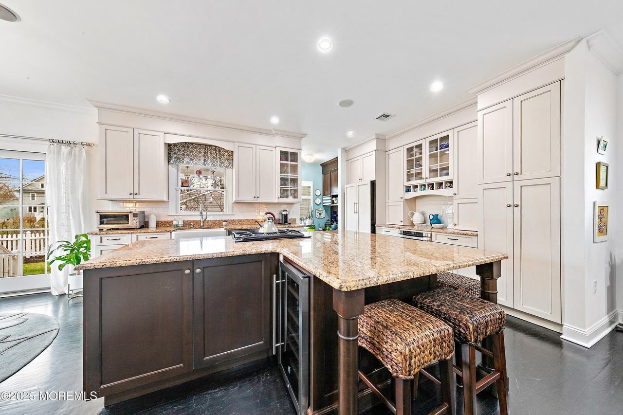 281 Cedar Ave - Photo 5 of 32