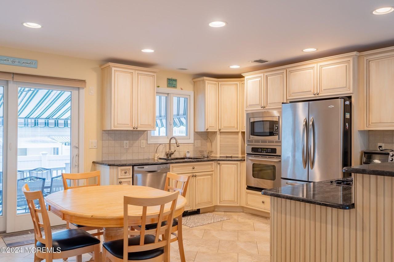 219 3rd Ave - Photo 4 of 27