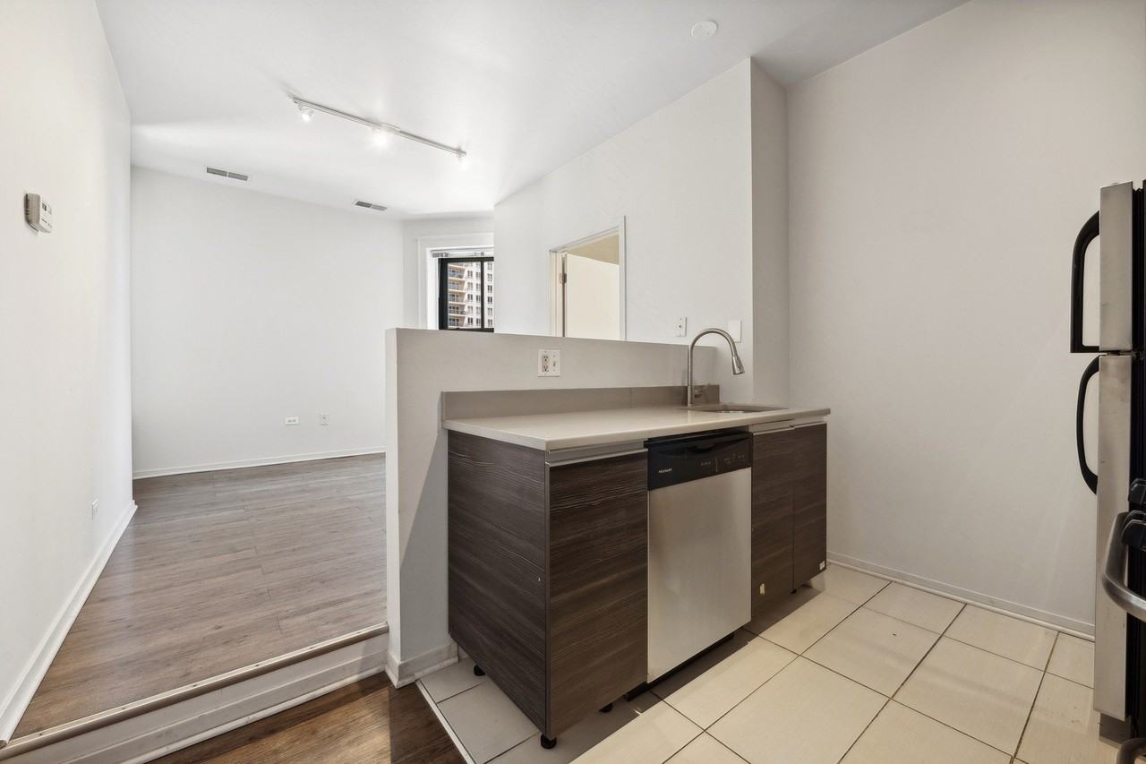 30 E Roosevelt Rd Apt 403 #403 - Photo 2 of 11