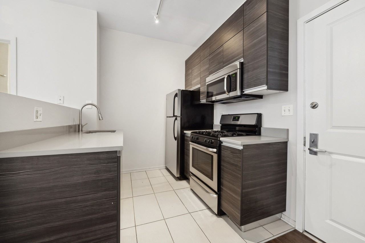 30 E Roosevelt Rd Apt 403 #403 - Photo 3 of 11