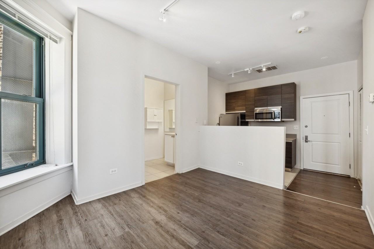 30 E Roosevelt Rd Apt 403 #403 - Photo 5 of 11