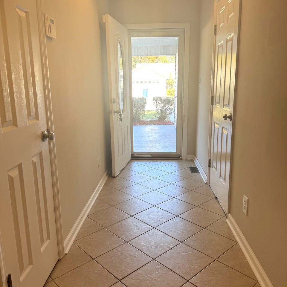 961 Castlewood Dr #1 - Photo 4 of 43