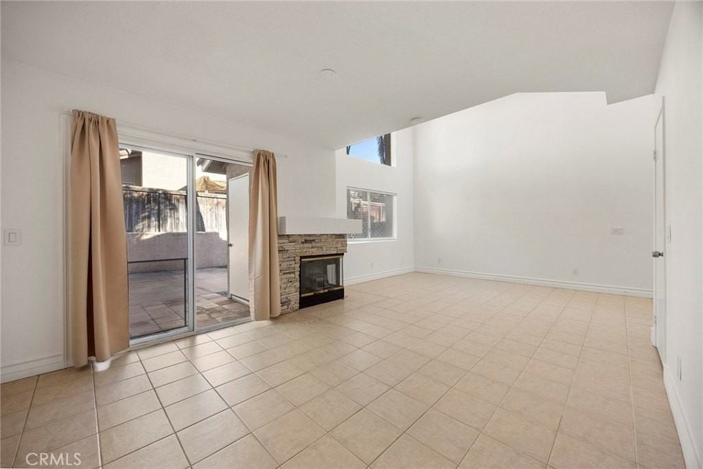 2211 Ascot St - Photo 3 of 23