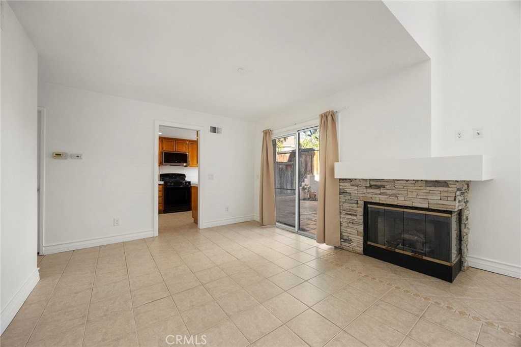 2211 Ascot St - Photo 4 of 23