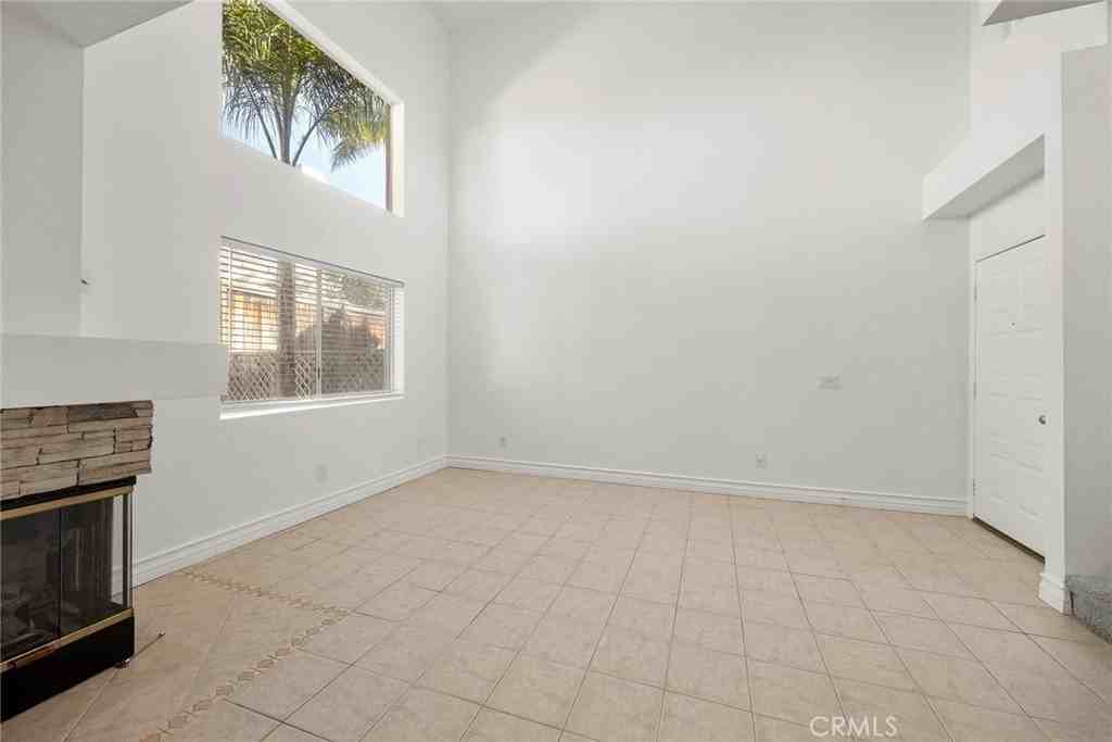 2211 Ascot St - Photo 5 of 23