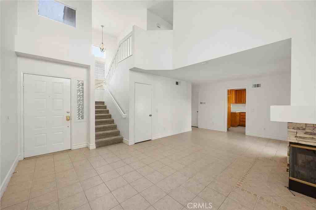 2211 Ascot St - Photo 6 of 23