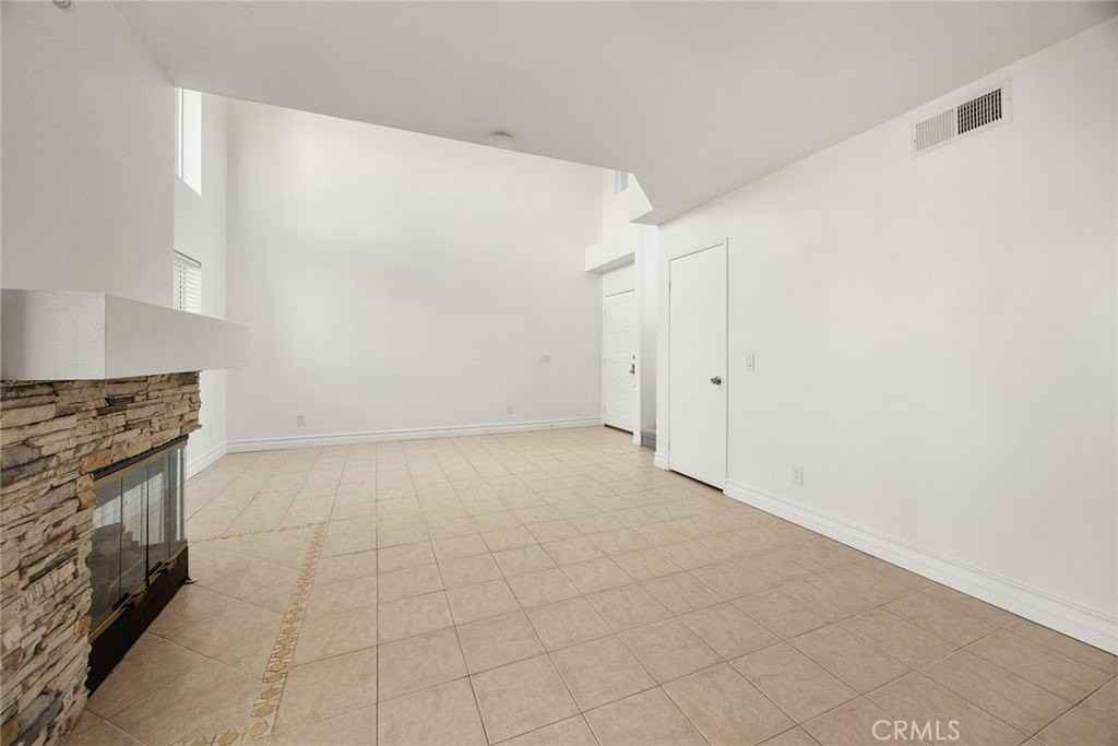 2211 Ascot St - Photo 7 of 23