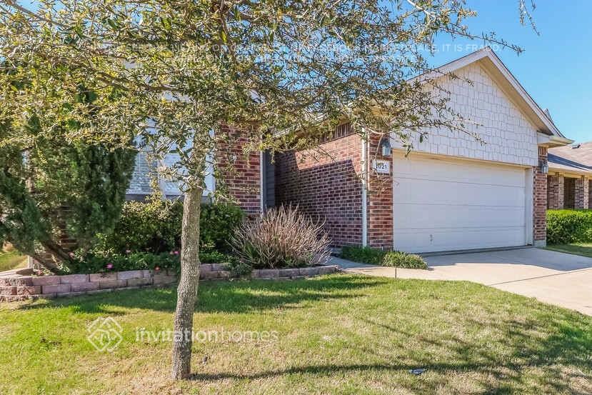 1021 Fort Apache Dr - Photo 2 of 4