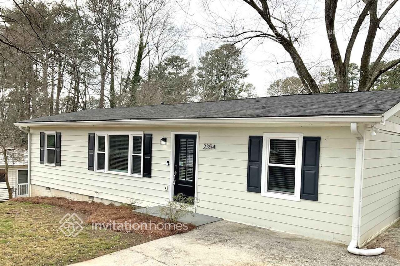 2354 Beverly Ln Sw - Photo 2 of 17