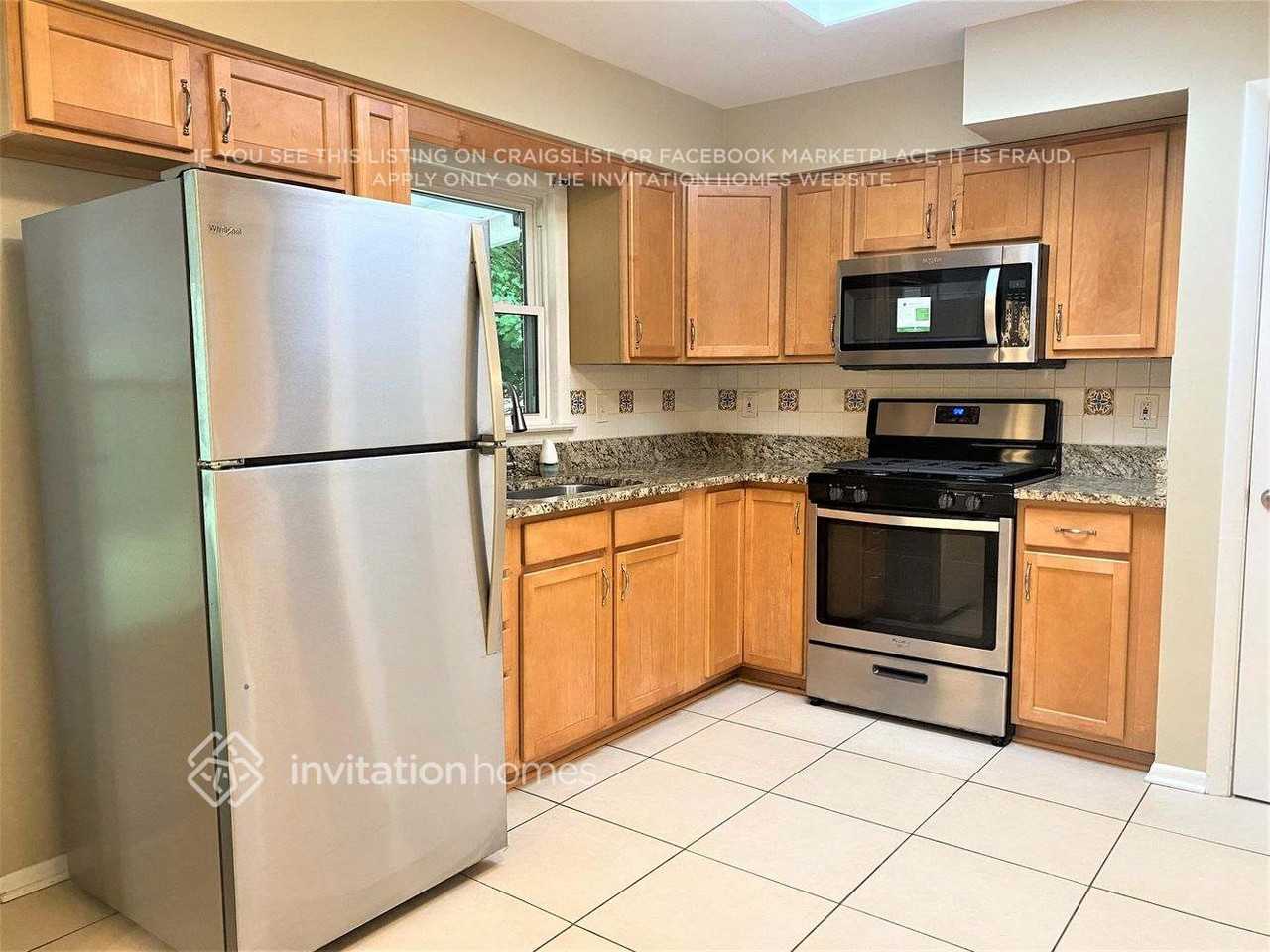 3643 Greenwood St - Photo 5 of 15