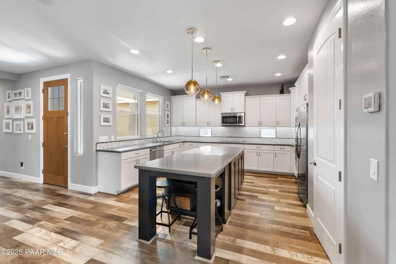 1465 Varsity Dr - Photo 4 of 40