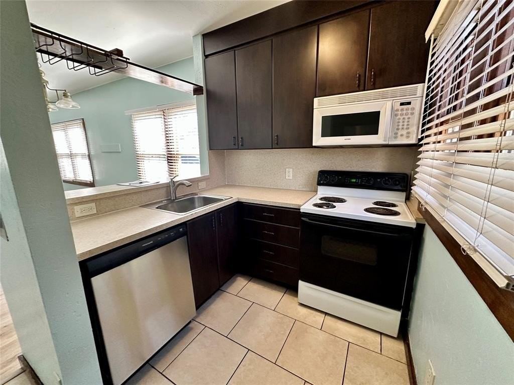 11 Sw 11th Ave #1 - Photo 3 of 19