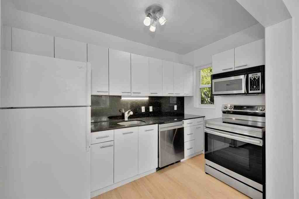 1108 NE 2nd St SINGLE FAM - Photo 3 of 50